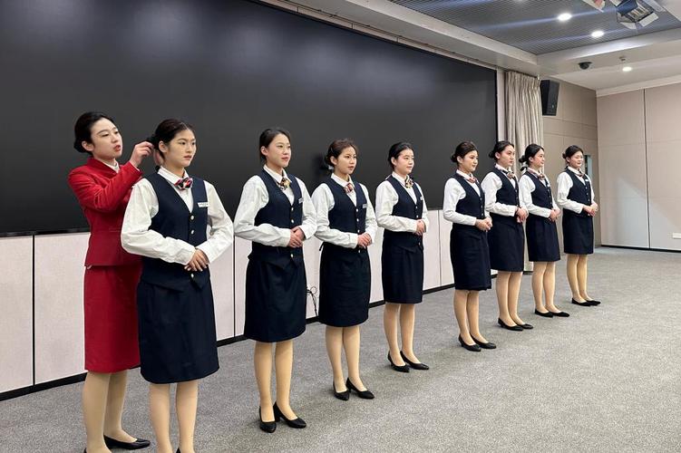 海洋旅游學(xué)院禮儀志愿者 以專業(yè)與熱情服務(wù)兩會(huì)