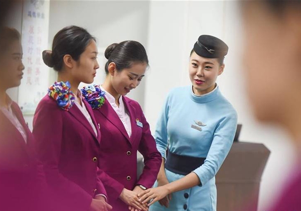 備戰(zhàn)2017春運 空姐手把手教授高姐服務(wù)禮儀