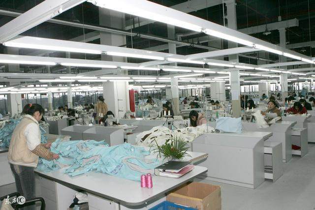 服裝加工廠哀鴻遍野，這家老板卻悶聲發(fā)大財(cái) 二十年只做一件事